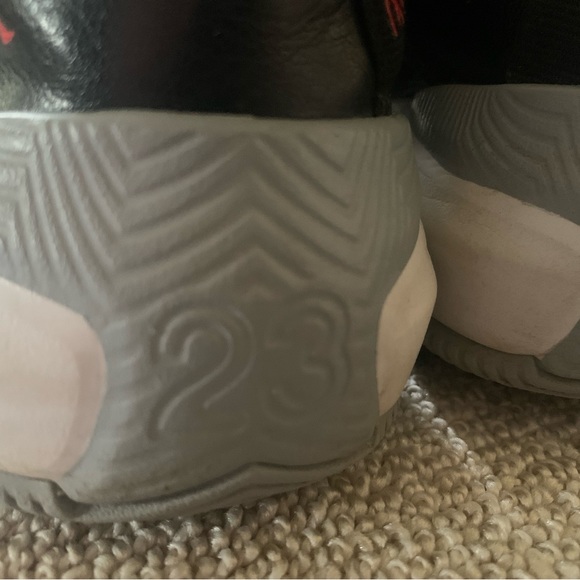 Youth Jordan 11 Size 2. - Picture 7 of 10